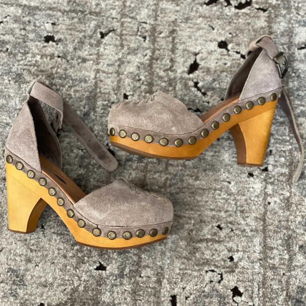 Jeffrey Campbell x Free People Daub clogs in sand suede